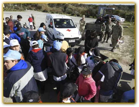 Alunos de escolas das redondezas e estudantes da Escola Militar General Artigas participam de atividades de conscientização ambiental na Praia La Moza, no Parque Nacional de Santa Teresa.